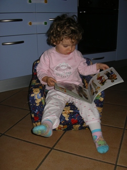 Giorgia legge un libro